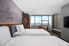 ห้องดีลักซ์ดับเบิลหรือทวิน, วิวเมือง | ตู้นิรภัยในห้องพัก, โต๊ะทำงาน, พื้นที่ทำงานแบบใช้แล็ปท็อป, ผ้าม่านกันแสง