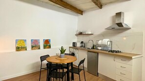 Kylskåp, mikrovågsugn, kaffe- och tebryggare och brödrost