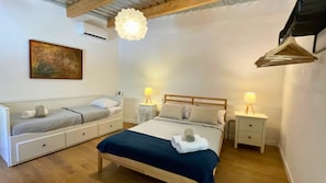 1 slaapkamer, een bureau, een strijkplank/strijkijzer, reisbedje