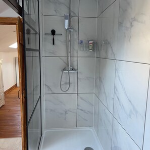 Dusche, Haartrockner, Handtücher