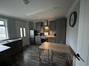 冰箱、微波炉、烤箱、炉灶