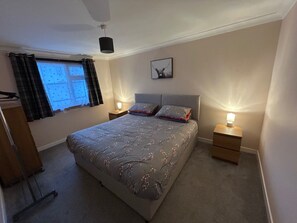 2 dormitoris, planxa i posts de planxar, wifi i roba de llit 