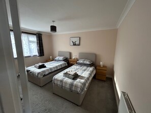 2 bedrooms, iron/ironing board, WiFi, bed sheets - 2Bedroom-1Bathroom-Patio-WiFi (Aberuthven)