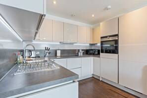Geladeira, micro-ondas, fogão, cooktop