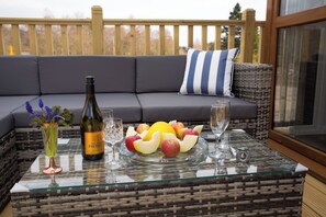 Outdoor dining - Bluebell Lodge - Sleeps 4, Loch & Woodland (Strathpeffer)