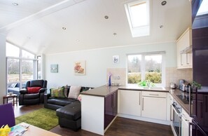 Fridge, microwave, oven, stovetop - Bluebell Lodge - Sleeps 4, Loch & Woodland (Strathpeffer)