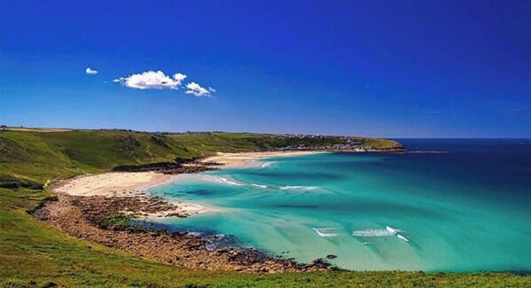 Una spiaggia nelle vicinanze