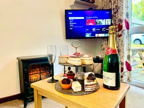 Dining - 2 Bed Lodge - Sleeps 4 - Pets - Pool - Garden (Penzance)