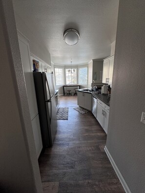 Private kitchen - The Perfect Stay in Sacramento: 2-Bed Retreat (Sacramento)