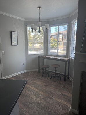 Interior - The Perfect Stay in Sacramento: 2-Bed Retreat (Sacramento)