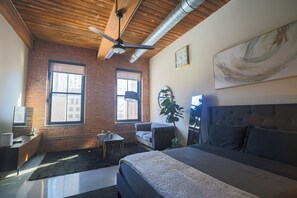 1 bedroom, iron/ironing board, WiFi, bed sheets - Luxe Industrial Loft in the Heart of City near NYC (Jersey City)