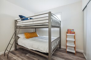 4 bedrooms, desk, travel cot, WiFi