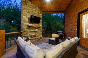Property grounds - Spring Special! Perfect patio, ATV trails, hiking/biking, close to everything (Broken Bow)