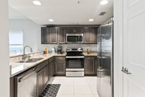 Køleskab, mikrobølgeovn, ovn, kogeplade