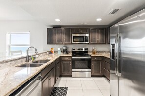 Geladeira, micro-ondas, fogão, cooktop