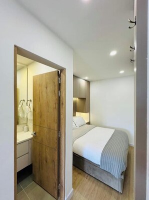 1 chambre, fer et planche à repasser, draps fournis