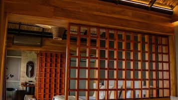 华丽套房, 1 张特大床, 阳台, 山景 | 客厅 | 32-英寸纯平电视(配备有线频道)