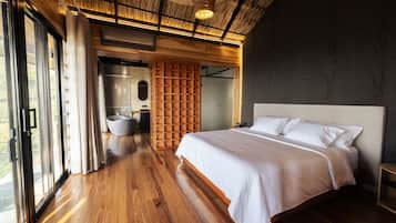 Suite Deluxe, 1 cama King size, balcón, vista a la montaña | Ropa de cama de alta calidad, edredón y minibar