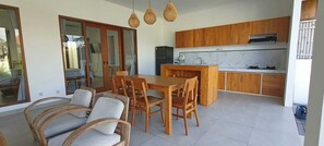 Basic Villa, Pool View | Private kitchen - Casa de Tristo (Cemagi)