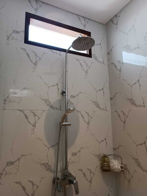 Basic-Villa, Poolblick | Dusche im Bad