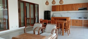 Basic-Villa, Poolblick | Wohnbereich