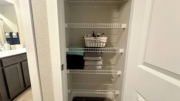 Nhà dành cho gia đình, ban công, quang cảnh núi | Phòng tắm