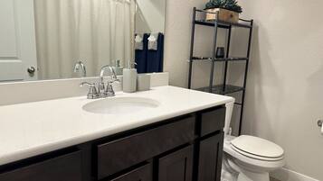 Nhà dành cho gia đình, ban công, quang cảnh núi | Phòng tắm