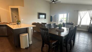 Nhà dành cho gia đình, ban công, quang cảnh núi | Khu phòng khách