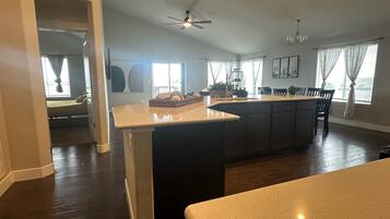 Nhà dành cho gia đình, ban công, quang cảnh núi | Khu phòng khách