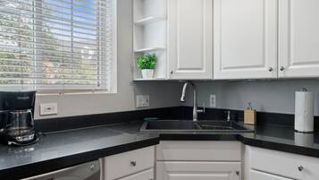 Rumah Deluks | Dapur pribadi | Mesin pembuat kopi/teh dan ketel listrik