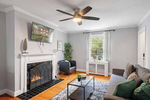 Charming Townhouse Retreat by Cozysuites