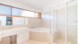 Shower, jetted tub, hair dryer - The Moorings 22, 4 Cromarty Rd - stunning townhouse with water views (Soldiers Point)