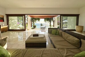 TV, DVD player, aparelho de som