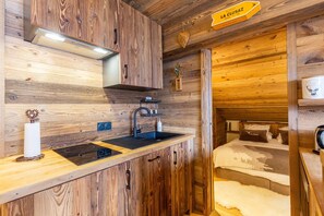 Een koelkast, een magnetron, een oven, een kookplaat