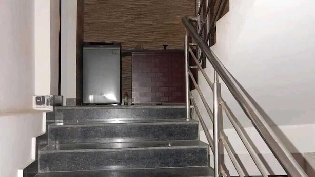 Eine Treppe aus Marmor mit Metallgeländern, die zu einer Zwischenebene führt.