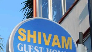 Schild für Shivam Guest House, Basisthapur, Bylane-3, Guwahati-28.