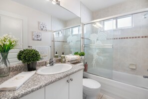 Suihku, hiustenkuivaaja, pyyhkeet, saippua