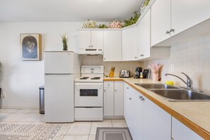 Private kitchen - Mountain View Italian Villa (Vancouver)