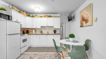 Kjøleskap, mikrobølgeovn, ovn og kokeplater