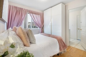 Iron/ironing board, WiFi, bed sheets - Mountain View Italian Villa (Vancouver)