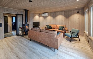 Smart TV, fireplace - Awesome home in Rauland (Rauland)