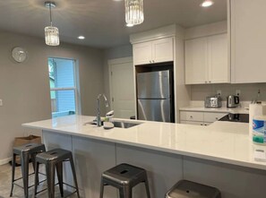 Fridge, microwave, oven, stovetop - Kamal's Comfy Relaxation Zone (Eugene)