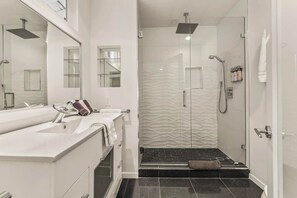 Douche, séchoir à cheveux, serviettes fournies