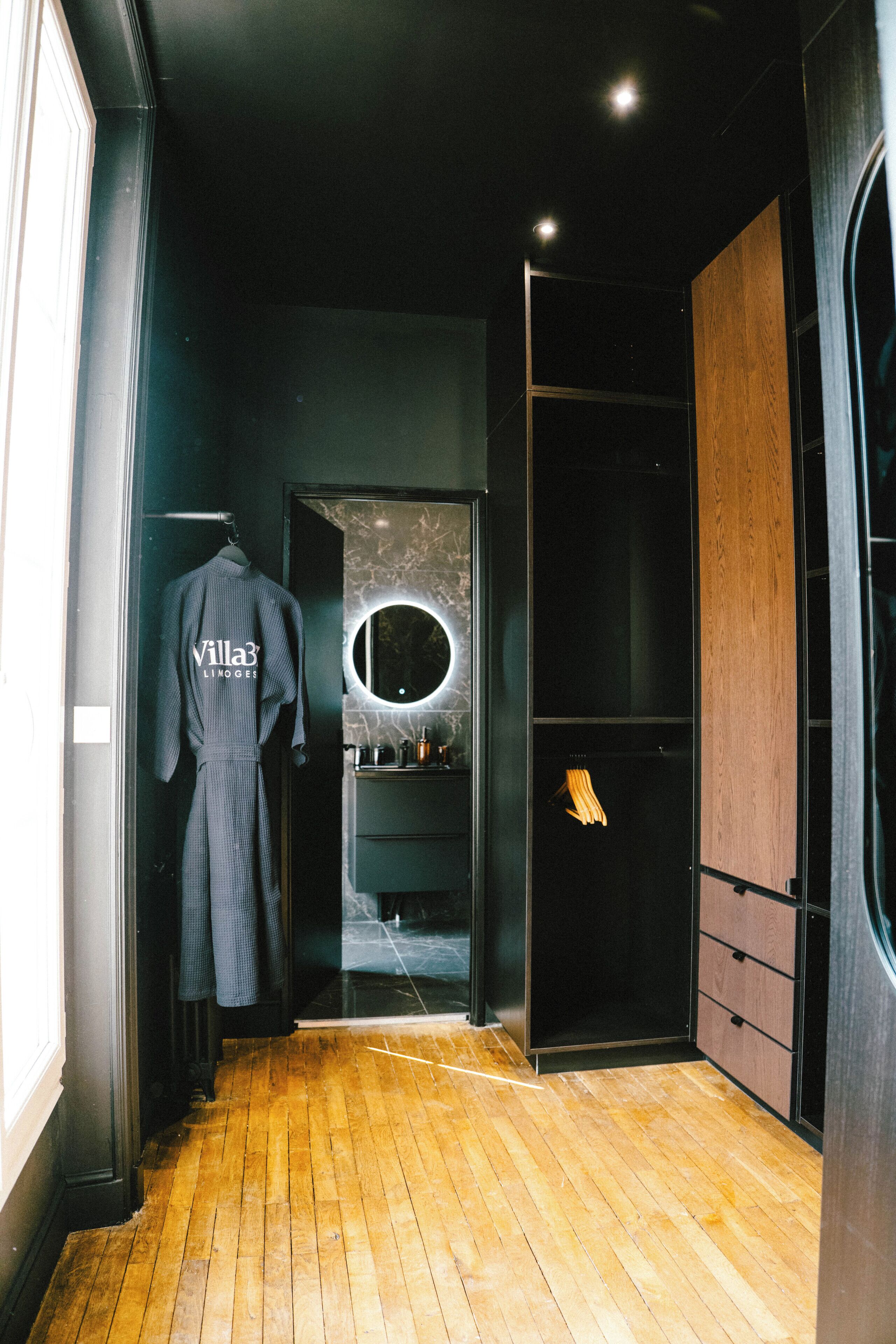 Camera Deluxe | Una cassaforte in camera, tende oscuranti, ferro/asse da stiro