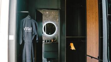 Deluxe kamer | Een kluis op de kamer, verduisterende gordijnen