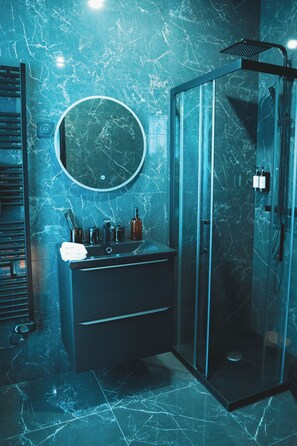 Doccia, asciugacapelli, pantofole, asciugamani