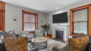 TV connectée, jeux vidéo, baby-foot, livres