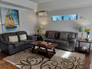Smart TV y chimenea 