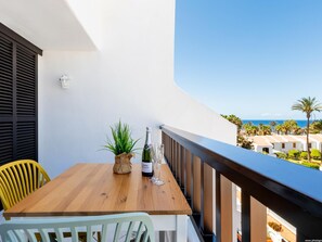 Outdoor dining - 327 PARQUE SANTIAGO II, sea view, 2 bedroom, 2 bathroom, wifi (Playa de las Américas)