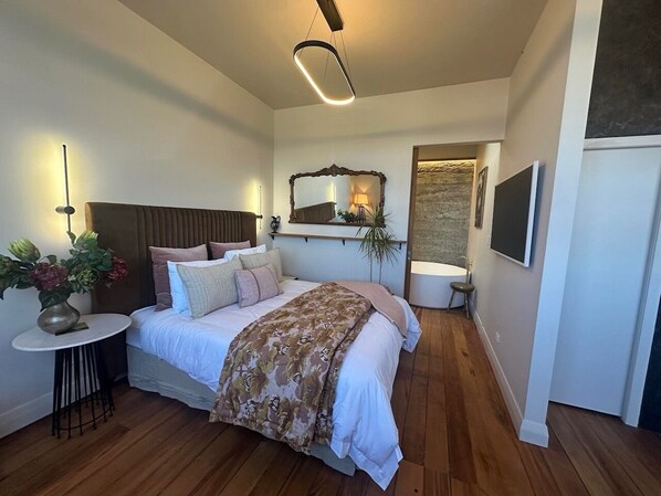 2 bedrooms, desk, iron/ironing board, WiFi